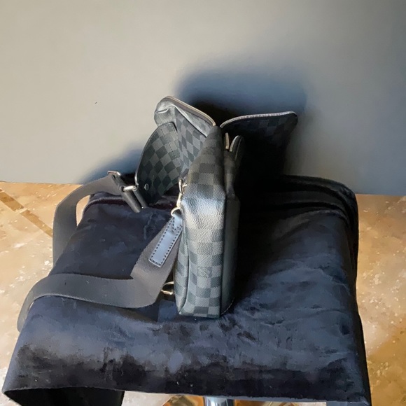Damier Louis Vuitton sling pack new with tags - Picture 3 of 7